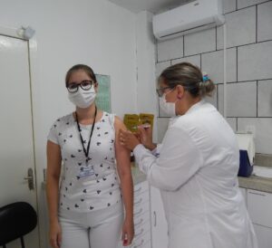 Enfermeira é a primeira imunizada contra a covid-19 em Erebango