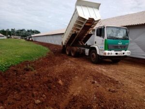 Equipes da Agricultura e Obras oferecem suporte a produtores