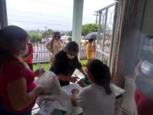 Idosos são contemplados com cesta básica mensal