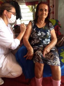 Idosos começam a ser vacinados contra o coronavírus