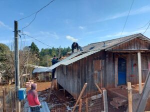Equipes mobilizam esforços na reforma das casas atingidas pelo granizo