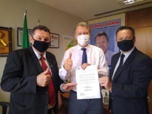 Prefeito amplia contatos e informações técnicas sobre projetos