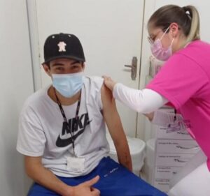 Secretaria de Saúde alerta: pandemia não acabou e cuidados devem ser mantidos