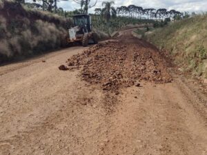 Trabalho da equipe de Obras garante melhor trafegabilidade