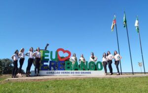 Candidatas à corte desfilam e esbanjam beleza e simpatia