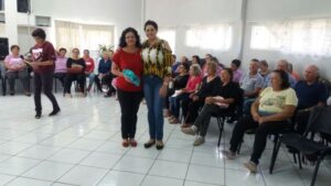Grupos da terceira idade recebem homenagem em comemoração ao dia das mães.